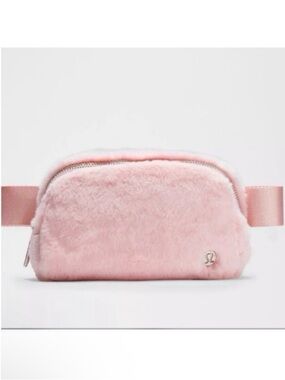 🆕- Lululemon Everywhere Belt Bag IL Plush Fleece -Strawberry Milkshake